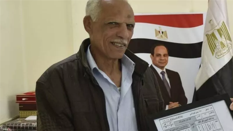 «طالب على المعاش».. «عم عطية» ينجح في أولى إعدادي بعد السبعين