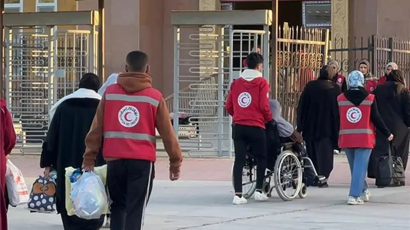 الهلال الأحمر المصري يواصل خدماته الإنسانية بمعبر رفح