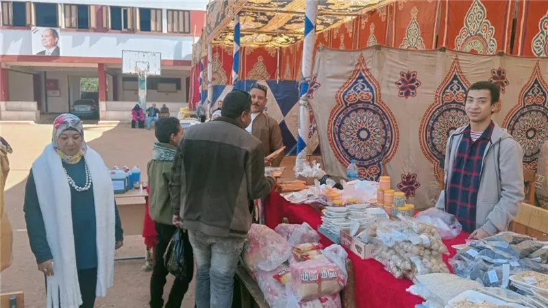 إقبال كبير على معرض منتجات المدارس الزراعية والوحدات المنتجة بأسيوط 