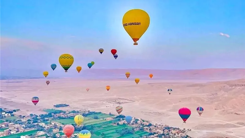 سوء الأحوال الجوية يتسبب في توقف رحلات المنطاد الطائر بالأقصر