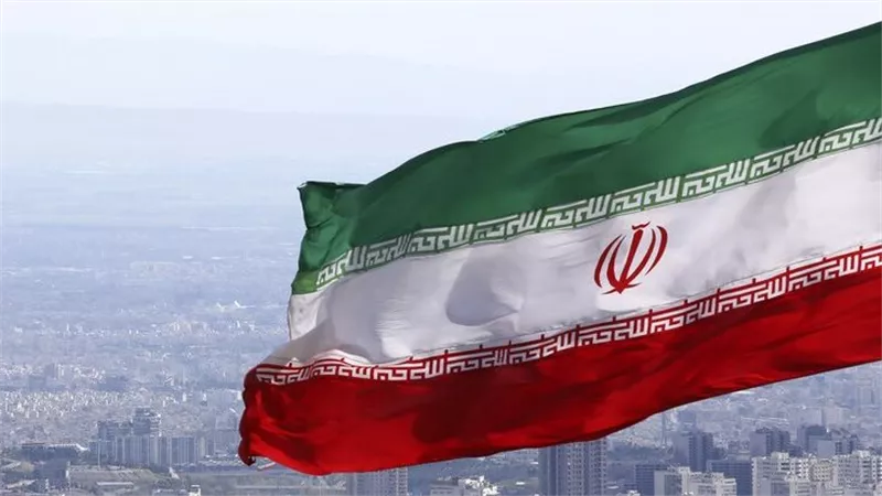 حريق ضخم يلتهم مركزًا تجاريًا غرب طهران