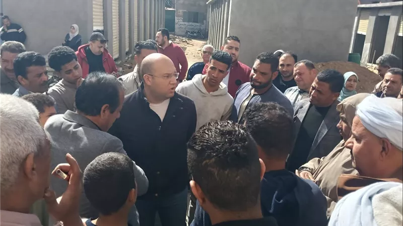 نائب محافظ الجيزة يتفقد نظافة الأسواق وتطوير الطرق بالعياط| صور 