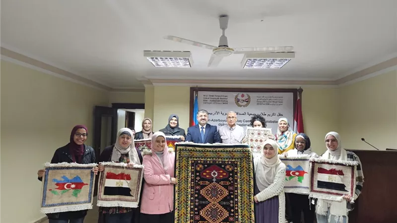 جمعية الصداقة المصرية الأذربيجانية تُكرِّم المجازين في فن السجاد اليدوي