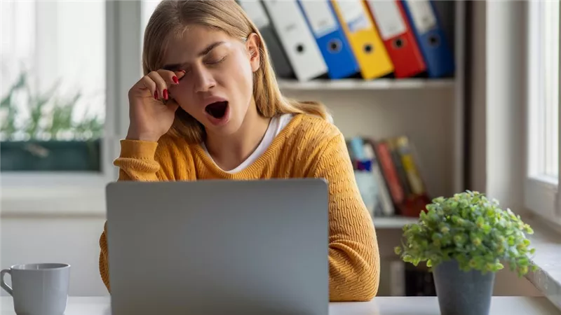 هل يؤثر التثاؤب على السائل الموجود داخل الدماغ؟.. دراسة تجيب