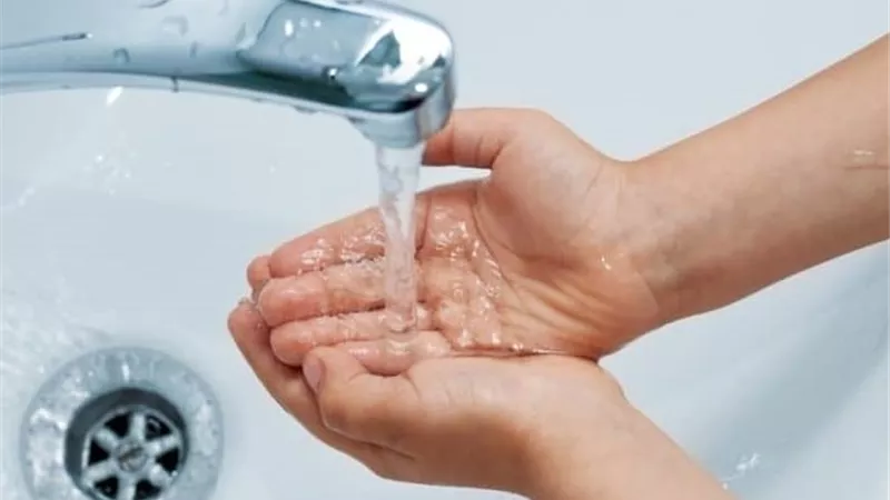 هل يجوز غسل الوجه دون الجفون عند الوضوء لوجود الكحل؟.. 