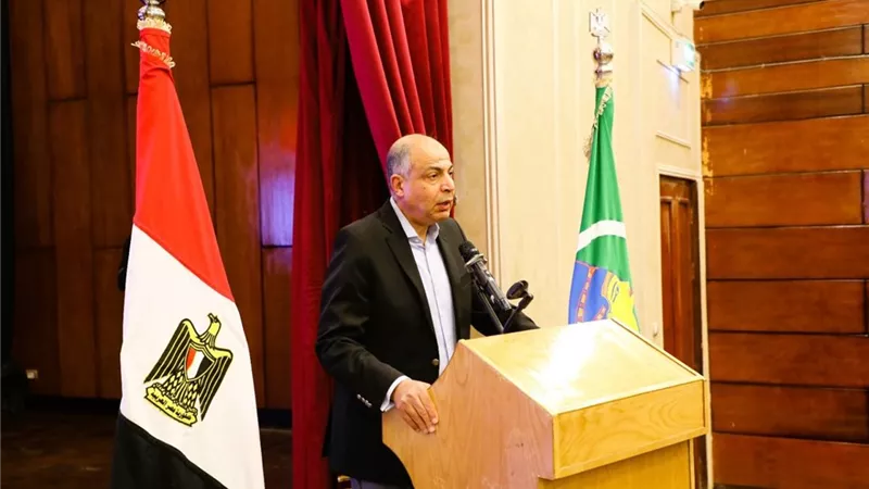 محافظ المنيا يستعرض مع قيادات الديوان العام نتائج الزيارات الميدانية 