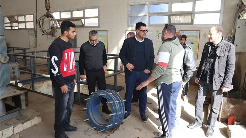 رئيس «مياه القليوبية» يتفقد محطة رفع الصرف الصحي بميت حلفا