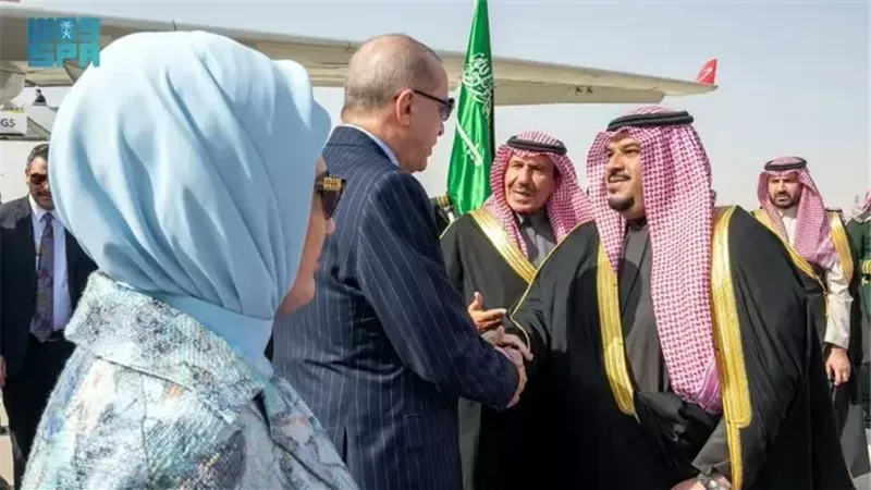 استقبال حافل للرئيس التركي عقب وصوله الرياض|صور
