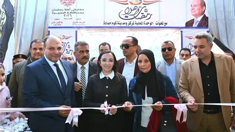 وسط إقبال من المواطنين.. محافظ البحيرة تفتتح أول معارض أهلا رمضان
