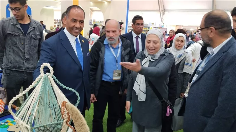 خالد أبو الليل يتفقد جناحي سور الأزبكية والطفل بمعرض الكتاب