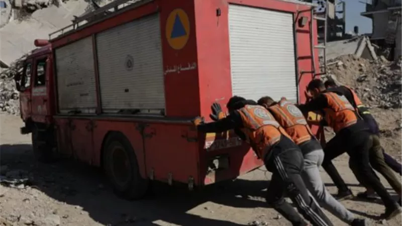 الدفاع المدني في غزة خارج الخدمة بسبب نفاد الوقود