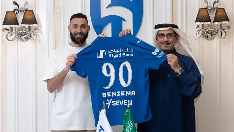 تحديد موقف كريم بنزيما من مباراة الهلال والأخدود بدوري روشن