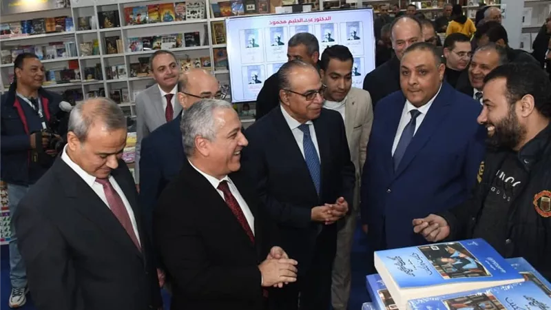 أحمد مجاهد ورئيس «الوطنية للصحافة» في جولة بمعرض الكتاب|صور