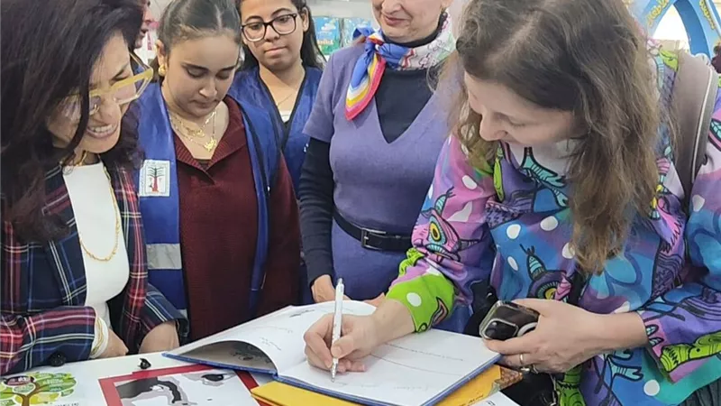 سفيرة رومانيا فى جناح الامومة والطفولة بمعرض الكتاب 