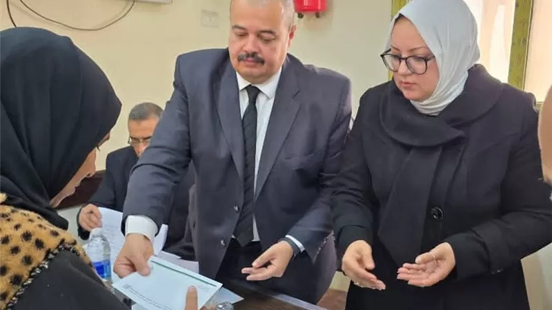 التضامن ومنظمات المجتمع المدني تسلم دعما ماديا لأسر شهداء الأقليمي بالفيوم
