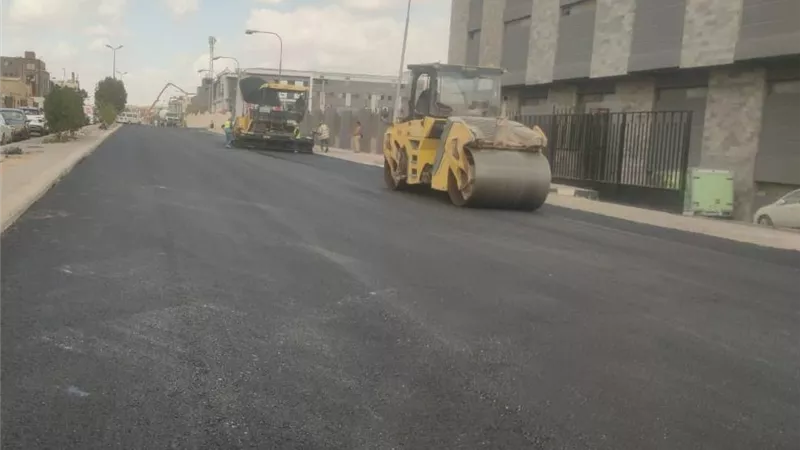 استمرار تطوير الطرق بالمناطق الصناعية بالعبور لدعم الحركة الاستثمارية