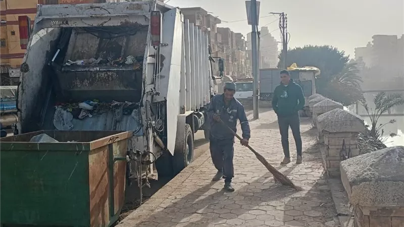  رئيس مدينة دسوق يتابع ميدانيا سير العمل بمنظومة النظافة