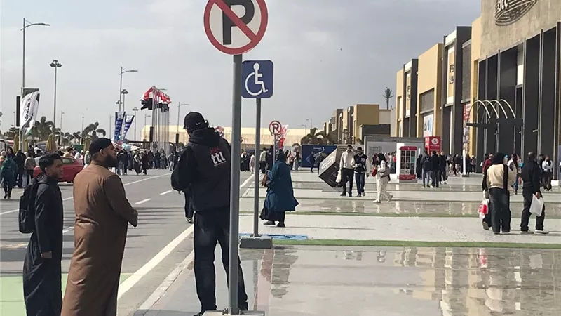 أشرف عثمان: إقبال الزائرين على معرض الكتاب يعكس ثقافة الشباب | خاص