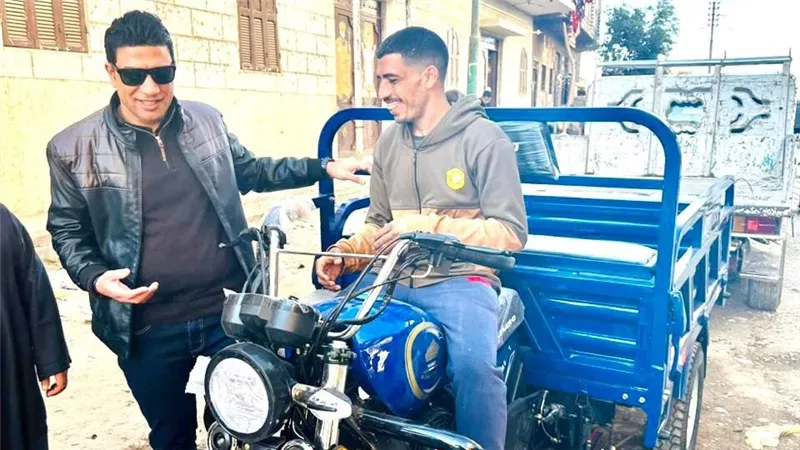 نائب محافظ سوهاج يزور الشاب «نادر» بمنزله ويهديه «تروسيكل» تحقيقاً لأمنيته