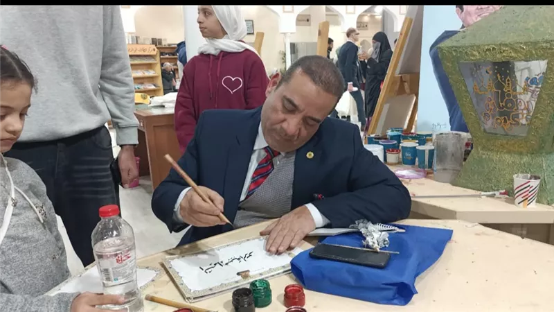 خطاط جناح الأزهر: سعادتي كبيرة برسم البهجة على وجوه زائري معرض الكتاب|خاص