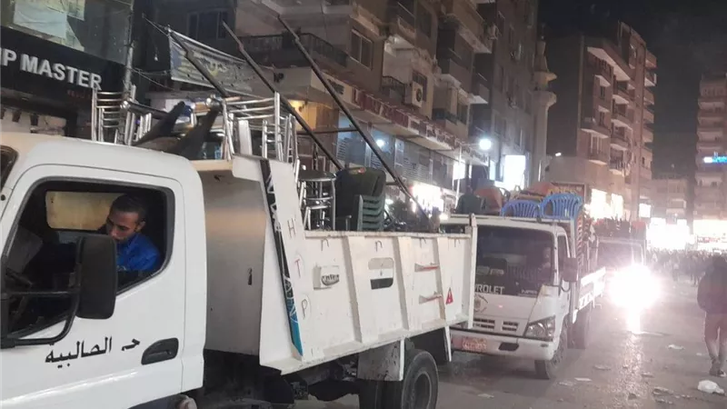 «الجيزة» ترفع إشغالات وتعديات الباعة الجائلين والمحال بشارع العريش