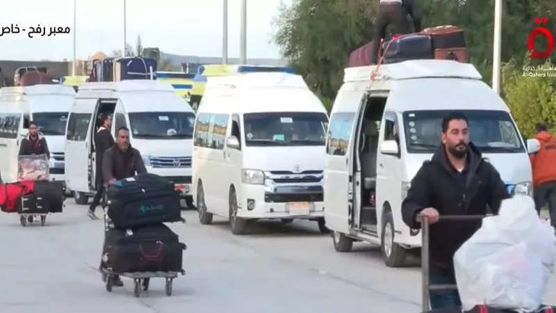 بدء توافد العائدين من مصر إلى قطاع غزة عبر معبر رفح في اليوم الثالث|فيديو