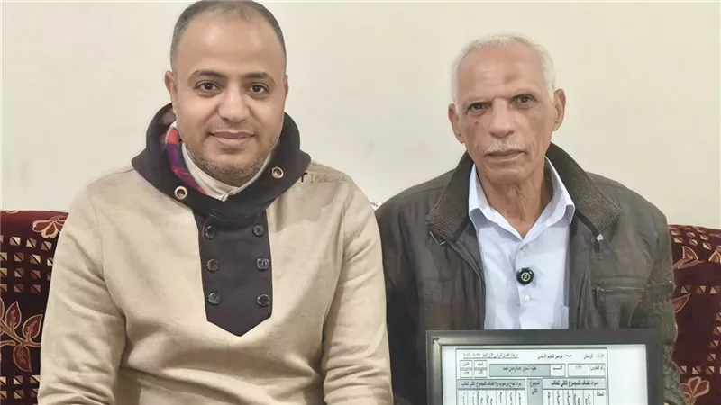 في الرابعة والسبعين.. عم عطية يثبت أن التعليم لا يعترف بالعمر|فيديو