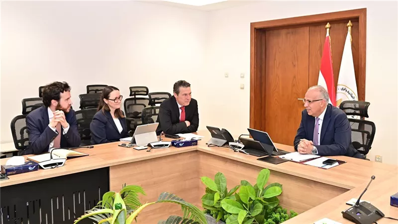 وزير الري يبحث تعزيز التعاون مع بنك التنمية الأوروبي