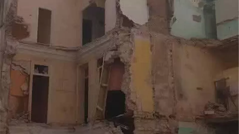 إزالة الأجزاء الخطرة والمعلقة من عقار بشارع الكواكب بمحرم بك في الإسكندرية