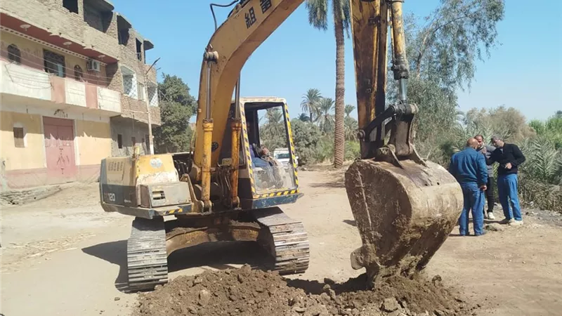 رئيس مدينة الزينية يتابع مشروعات الصرف الصحي ورفع الحيز العمراني بالأقصر