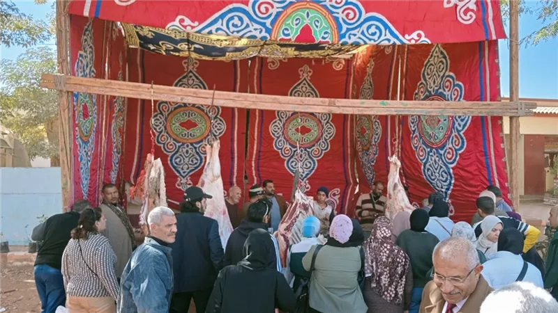 إقبال على معرض منتجات المدارس الزراعية بأسيوط