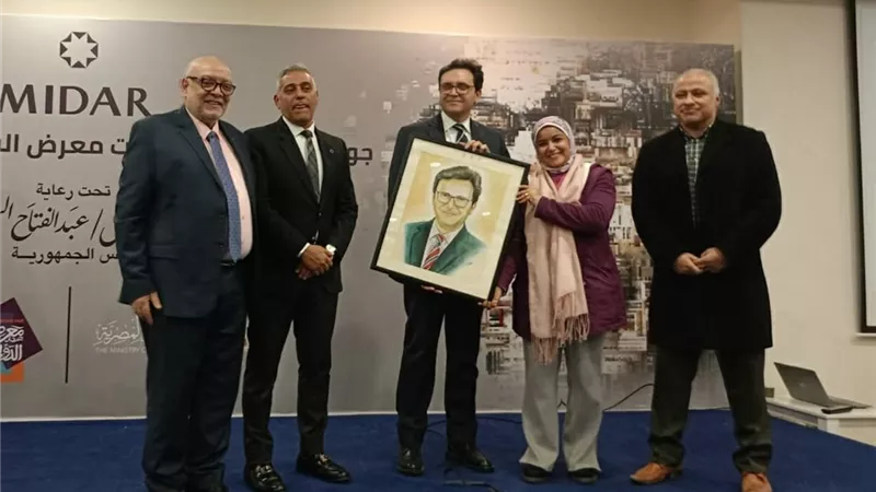 وزير الثقافة يمنح الجمعية المصرية للكاريكاتير جائزة التميز