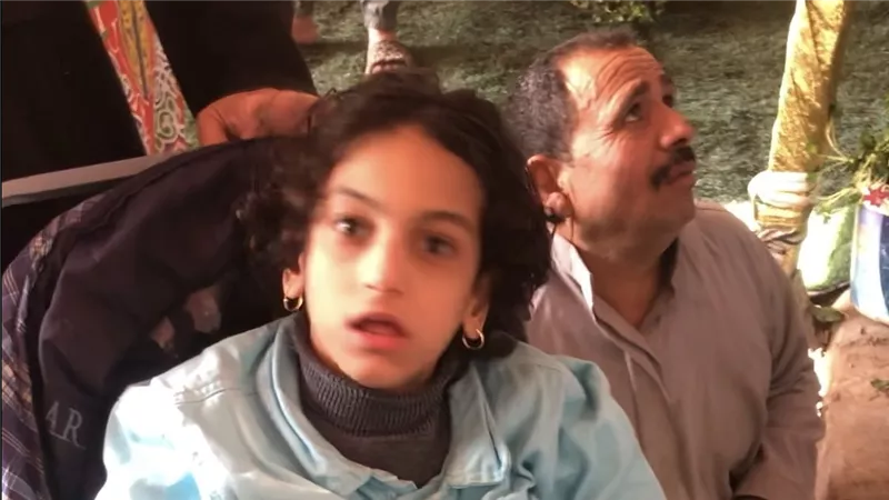 محافظ الشرقية يستجيب لمطالب والدة طفلة مريضة من ذوي الهمم|فيديو