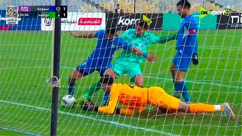 نتيجة الشوط الأول بين سموحة وبيراميدز.. الـ«VAR» ينقذ السماوي