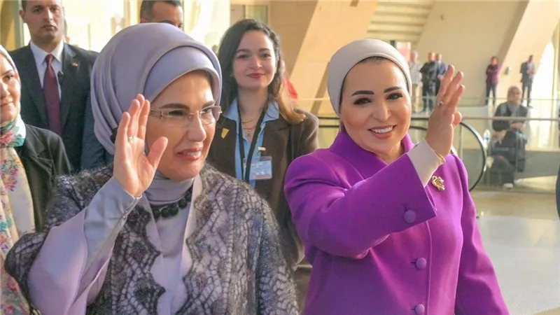 السيدة انتصار السيسي ترافق قرينة الرئيس التركي في جولة بالمتحف الكبير|صور