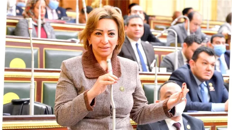 «هيبة المعلم في خطر».. مها عبد الناصر تفتح ملف الاعتداء بالمدارس الحكومية