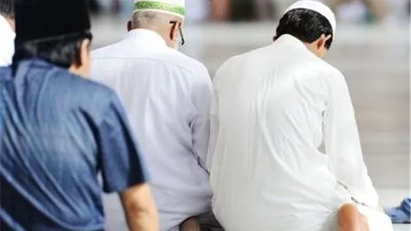 هل يجوز تأخير الصلاة لأدائها في جماعة؟.. دار الإفتاء تجيب