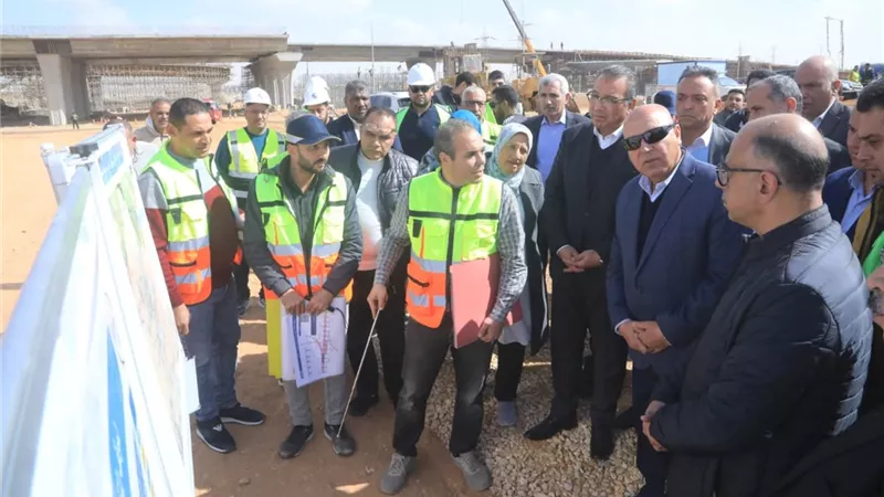 وزير النقل يتفقد مشروع خط سكة حديد الروبيكي – العاشر من رمضان|صور