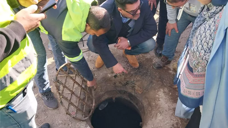 رئيس مياه القليوبية يتفقد هبوطا أرضيا مفاجئا بمطبق صرف صحي