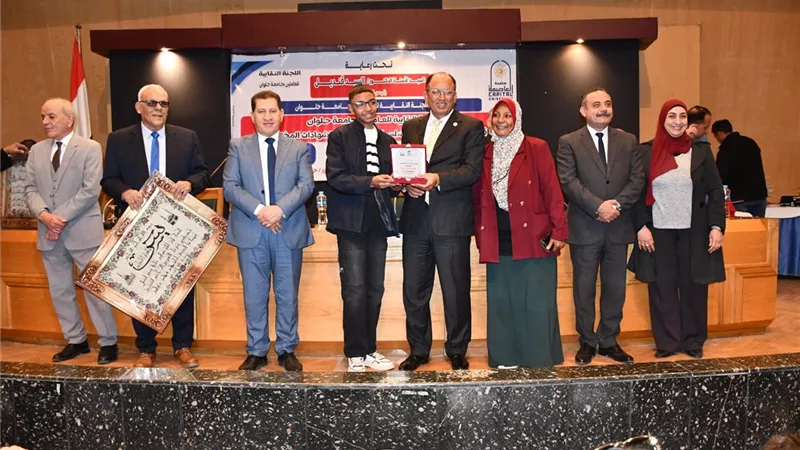 جامعة العاصمة تكرم أبناء العاملين المتفوقين في الشهادات المختلفة