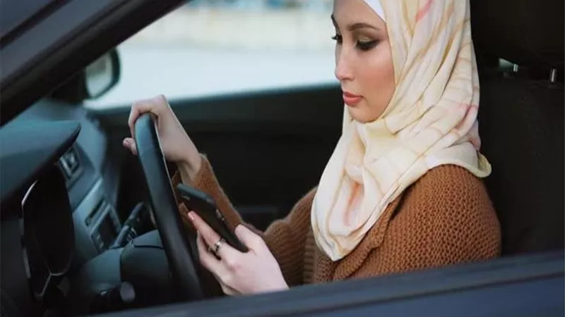 هل نشر الفتاة صورتها على مواقع التواصل الاجتماعي حرام؟.. أمين الفتوى يجيب 