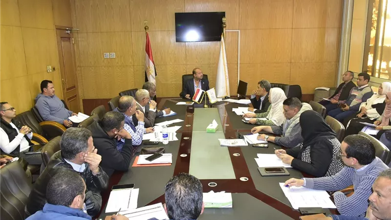 سكرتير محافظة الأقصر يتابع موقف طلبات التصالح ورخص المحال بالمراكز والمدن