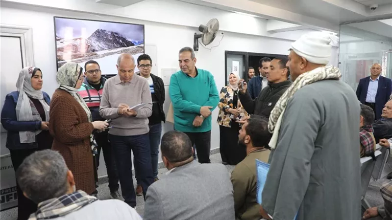 محافظ المنيا يستعرض منظومة تقنين الأراضي وخطوات التقديم الإلكتروني
