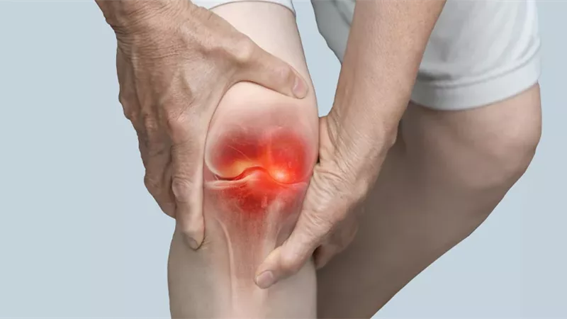 طقطقة المفاصل.. متى تستدعي القلق؟