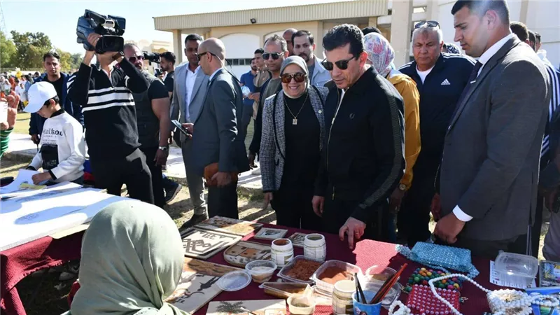 وزير الرياضة يتفقد معرض المنتجات الحرفية والتراثية بالوادي الجديد|صور 
