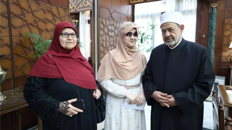 تقديراً لتميزها.. شيخ الأزهر يستقبل النابغة مريم ويوجه بتبني موهبتها