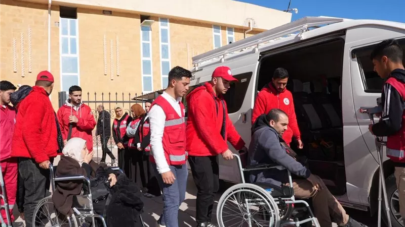 الهلال الأحمر يواصل جهوده الإنسانية في استقبال جرحى غزة 