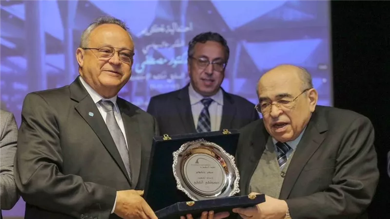 مكتبة الإسكندرية تكرم المفكرالدكتور مصطفى الفقي لإهدائها مجموعة كتبه