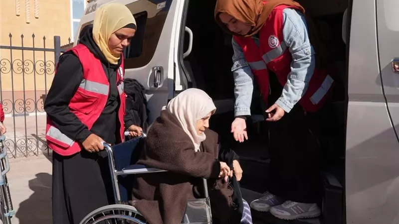 الهلال الأحمر المصري يواصل جهوده ويستقبل الدفعة الرابعة من جرحى غزة