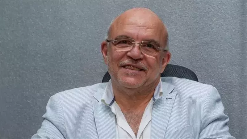 أصابع على الزناد وأعين على 